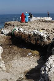 Image du Maroc Professionnelle de  Sur le rocher de 'l'îlot de Sidi Abderrahman situé à quelques mètres de la corniche de Casablanca, un peu plus loin de la koubba qui abrite le marabout. Des femmes procèdent au sacrifice de poulet soit pour se purifier, ou jeter un sort  dans le but de garantir la suite d'un voeux demandé au saint Sidi Abderrahmane à Casablanca, Lundi  7 Octobre 2012. (Photo / Abdeljalil Bounhar)

